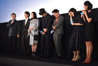 「ストレイヤーズ・クロニクル」初日舞台挨拶の様子。左から、瀬々敬久、白石隼也、成海璃子、岡田将生、染谷将太、松岡茉優、黒島結菜。