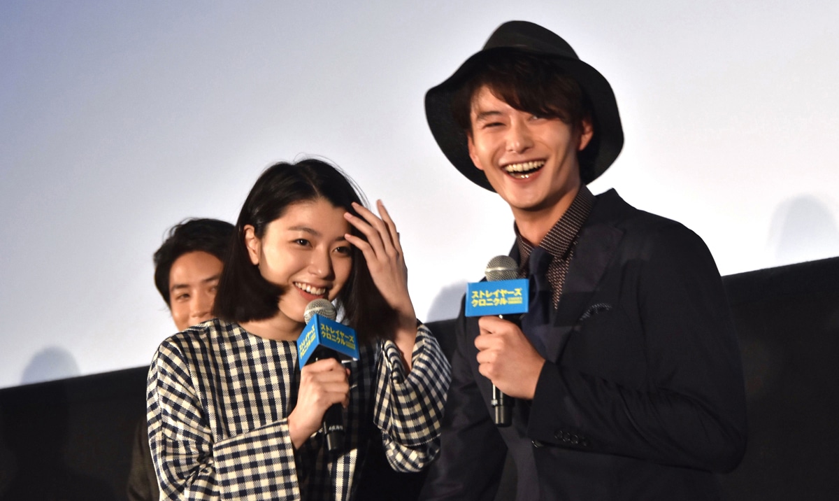頭をポンポンの後、互いに照れる成海璃子（左）と岡田将生（右）。