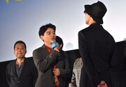 感謝の気持ちを述べる染谷将太（左）とそれを聞く岡田将生（右）。