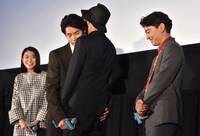 ハグをする白石隼也（左）と岡田将生（中）、その様子に照れる染谷将太（右）。