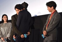 ハグをする白石隼也（左）と岡田将生（中）、その様子に照れる染谷将太（右）。