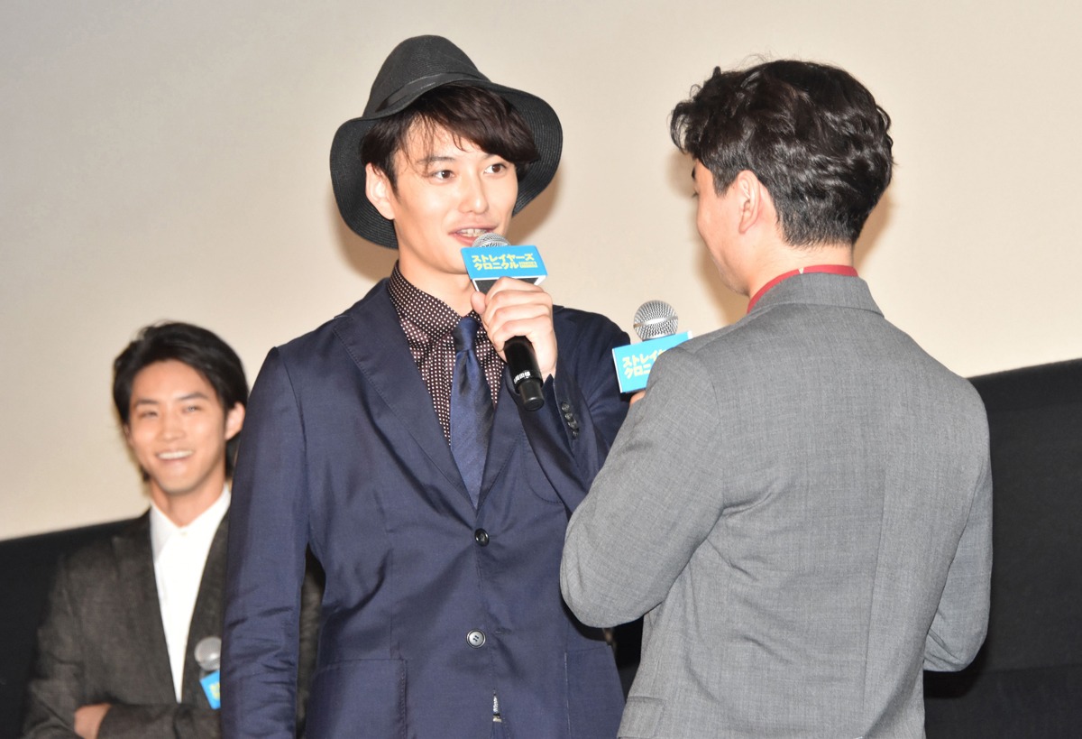 ハグを前に見つめあう岡田将生（左）と染谷将太（右）。