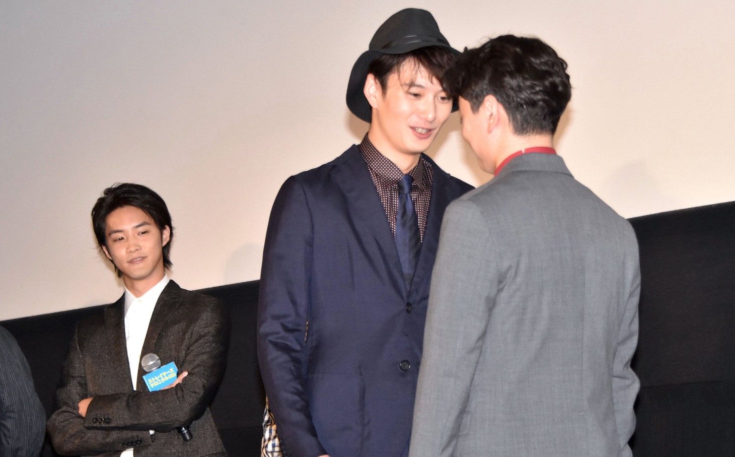 ハグを前に見つめあう岡田将生（左）と染谷将太（右）。