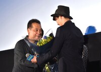 「ストレイヤーズ・クロニクル」初日舞台挨拶の様子。左から、瀬々敬久、岡田将生。