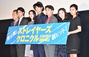 「ストレイヤーズ・クロニクル」初日舞台挨拶の様子。左から、瀬々敬久、白石隼也、成海璃子、岡田将生、染谷将太、松岡茉優、黒島結菜。