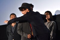 ハグで感謝の気持ちを表す岡田将生（右）とそれを受け止める染谷将太（左）。