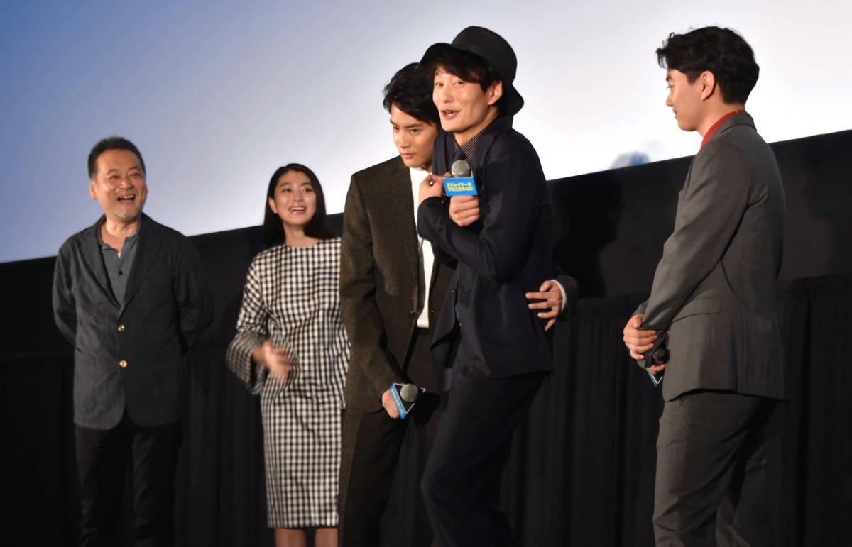 白石隼也（左）の全力に怯える、岡田将生（中）と、それを見つめる染谷将太（右）。