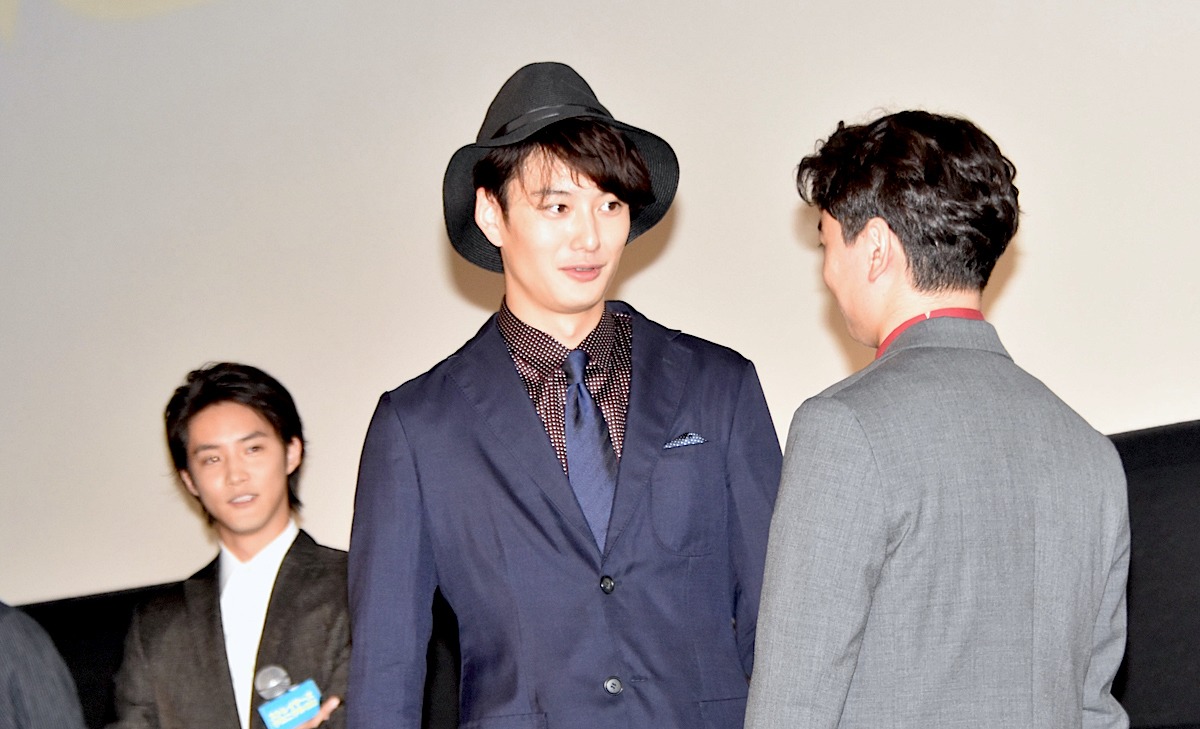 ハグを前に見つめあう岡田将生（左）と染谷将太（右）。