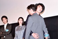 全力のハグを披露する岡田将生（左）とそれを受け入れる染谷将太（右）。