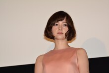 茶子役の玉城ティナ。