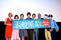 「天の茶助」初日舞台挨拶にて、左からMs.OOJA、玉城ティナ、大野いと、松山ケンイチ、伊勢谷友介、SABU、今野浩喜、オラキオ。