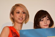 左からMs.OOJA、玉城ティナ。