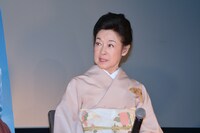 「青空娘」で卓球に初挑戦した思い出を語っている若尾文子。