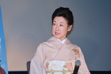 「青空娘」で卓球に初挑戦した思い出を語っている若尾文子。