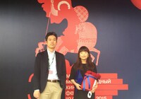 モスクワ国際映画祭に参加した川村英己エクゼクティブプロデューサー（左）、呉美保監督（右）。(c)2015「きみはいい子」製作委員会