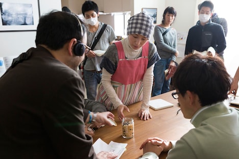 「はなちゃんのみそ汁」撮影現場にて、スタッフと打ち合わせをする広末涼子。