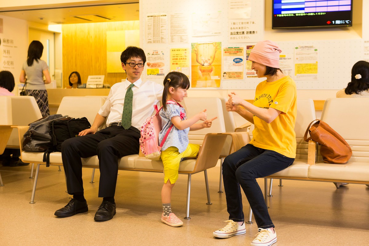 「はなちゃんのみそ汁」撮影現場にて、左から滝藤賢一、赤松えみな、広末涼子。