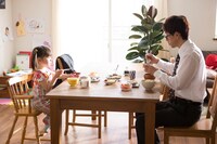 「はなちゃんのみそ汁」撮影現場にて、左から赤松えみな、滝藤賢一。