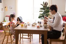 「はなちゃんのみそ汁」撮影現場にて、左から赤松えみな、滝藤賢一。