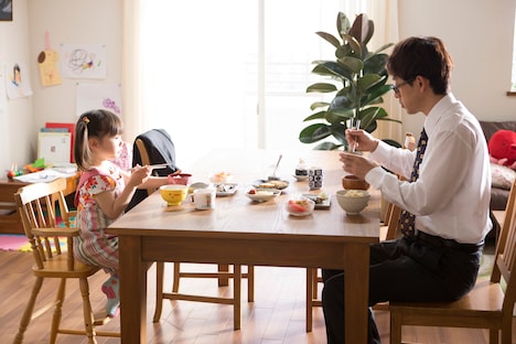 「はなちゃんのみそ汁」撮影現場にて、左から赤松えみな、滝藤賢一。