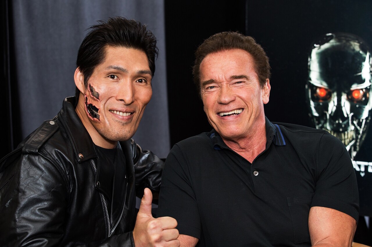 篠原信一がアーノルド・シュワルツェネッガーにインタビューした際の模様。(c)2015 Paramount Pictures. All Rights Reserved.