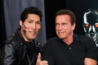 篠原信一がアーノルド・シュワルツェネッガーにインタビューした際の模様。(c)2015 Paramount Pictures. All Rights Reserved.