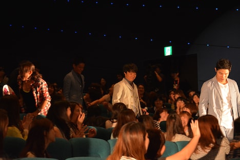 「予告犯」の大ヒット記念舞台挨拶にて、客席から登場したキャストたち。