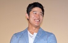 ふざけて「ゴリラ」呼ばわりされても笑顔でツッコむ鈴木亮平。