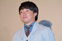 作品を観終え、目に涙を浮かべる濱田岳。