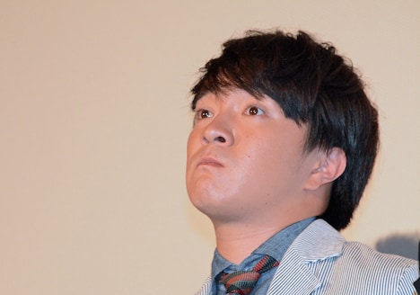 作品を観終え、目に涙を浮かべる濱田岳。