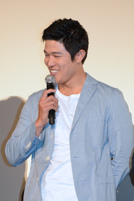 ふざけて「ゴリラ」呼ばわりされても笑顔でツッコむ鈴木亮平。