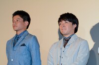 左から福山康平、濱田岳。