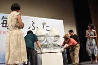演出の巨大かき氷が運び込まれる様子。