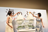 巨大かき氷に「せーの！」のかけ声でシロップをかけようとする2人。