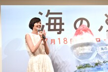 巨大かき氷に喜ぶ菊池亜希子。