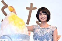 「衣装を汚さないように」と注意され、慎重にシロップをかける三根梓。