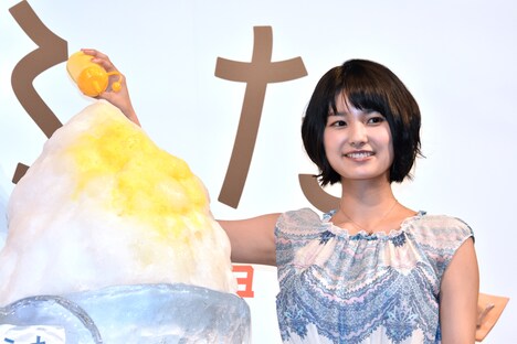 「衣装を汚さないように」と注意され、慎重にシロップをかける三根梓。