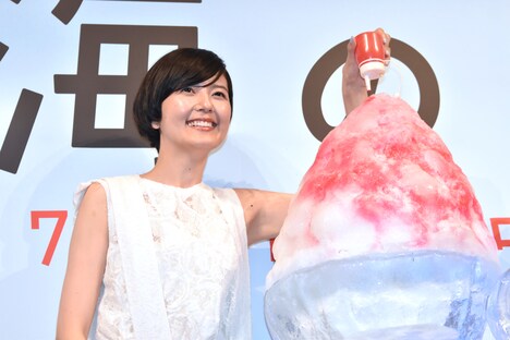 巨大かき氷にシロップをかける菊池亜希子。