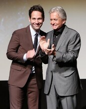 左からポール・ラッド、マイケル・ダグラス。(c)Marvel 2015