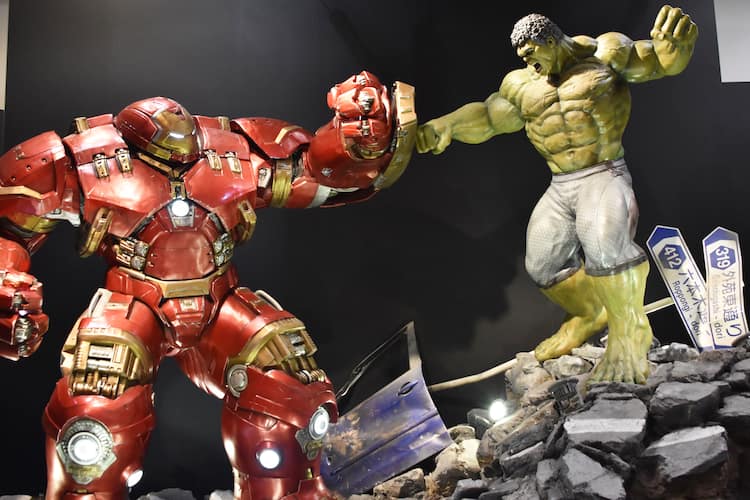 等身大ハルクVSハルクバスターの激突を目撃しよう、「アベンジャーズ 