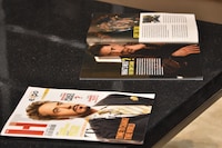 トニー・スターク邸のテーブルにさりげなく置かれた、スタークが掲載されている雑誌。