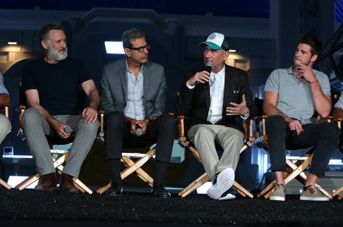 左からビル・プルマン、ジェフ・ゴールドブラム、ローランド・エメリッヒ、リアム・ヘムズワース。(c)2016 Twentieth Century Fox Film Corporation All Rights Reserved.