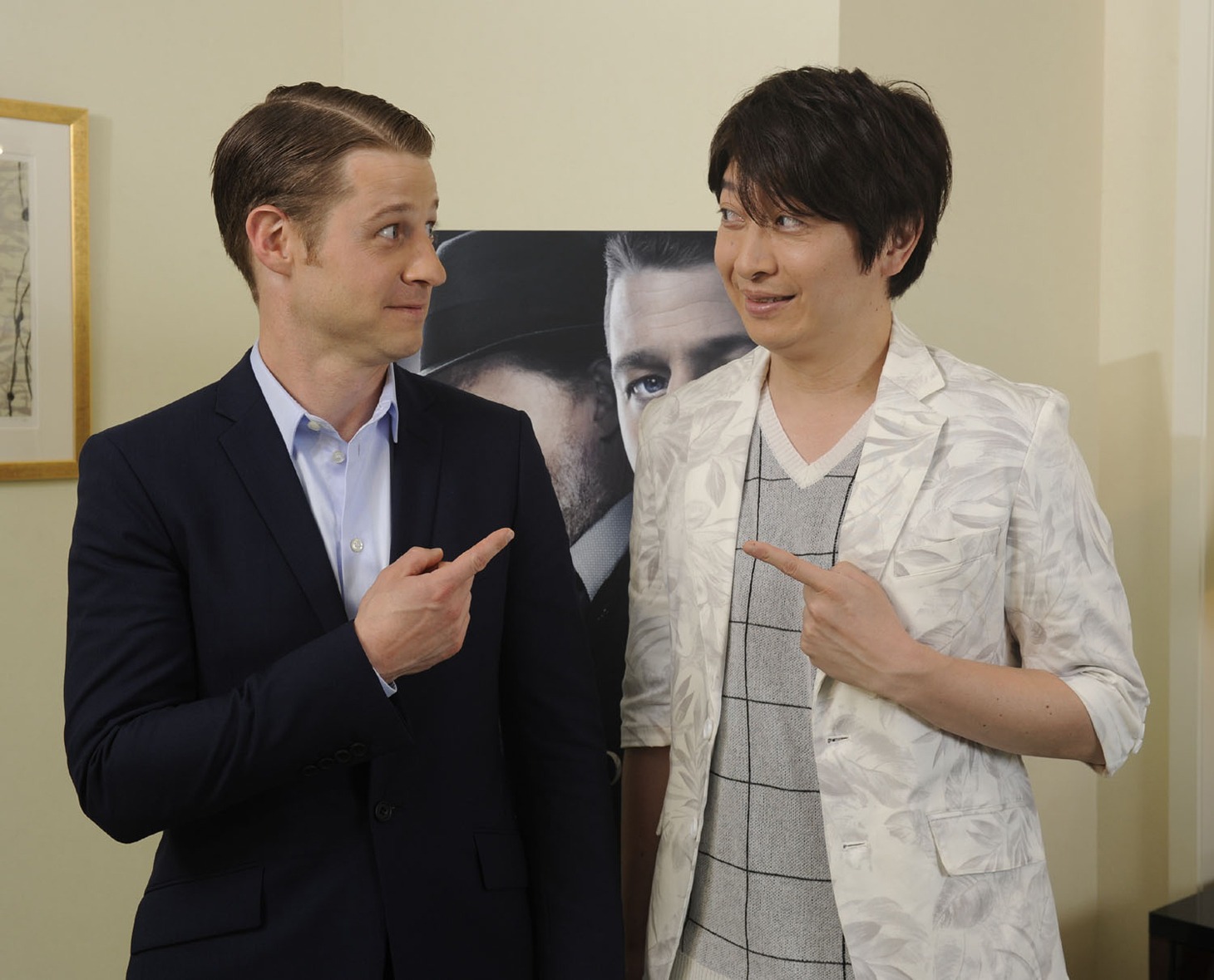 左からベン・マッケンジー、小野大輔。