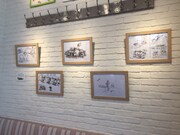 Cath's Cafe 湘南辻堂店の店内。リチャード・スターザックによるイラスト。