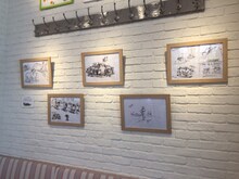 Cath's Cafe 湘南辻堂店の店内。リチャード・スターザックによるイラスト。
