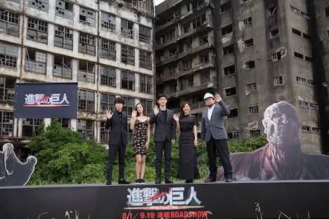 左から本郷奏多、水原希子、三浦春馬、石原さとみ、樋口真嗣。(c)2015 映画「進撃の巨人」製作委員会　(c)諫山創／講談社