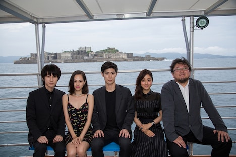 左から本郷奏多、水原希子、三浦春馬、石原さとみ、樋口真嗣。(c)2015 映画「進撃の巨人」製作委員会　(c)諫山創／講談社