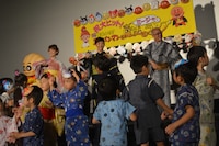 子供たちと一緒に「アンパンマン音頭」を踊る声優陣。