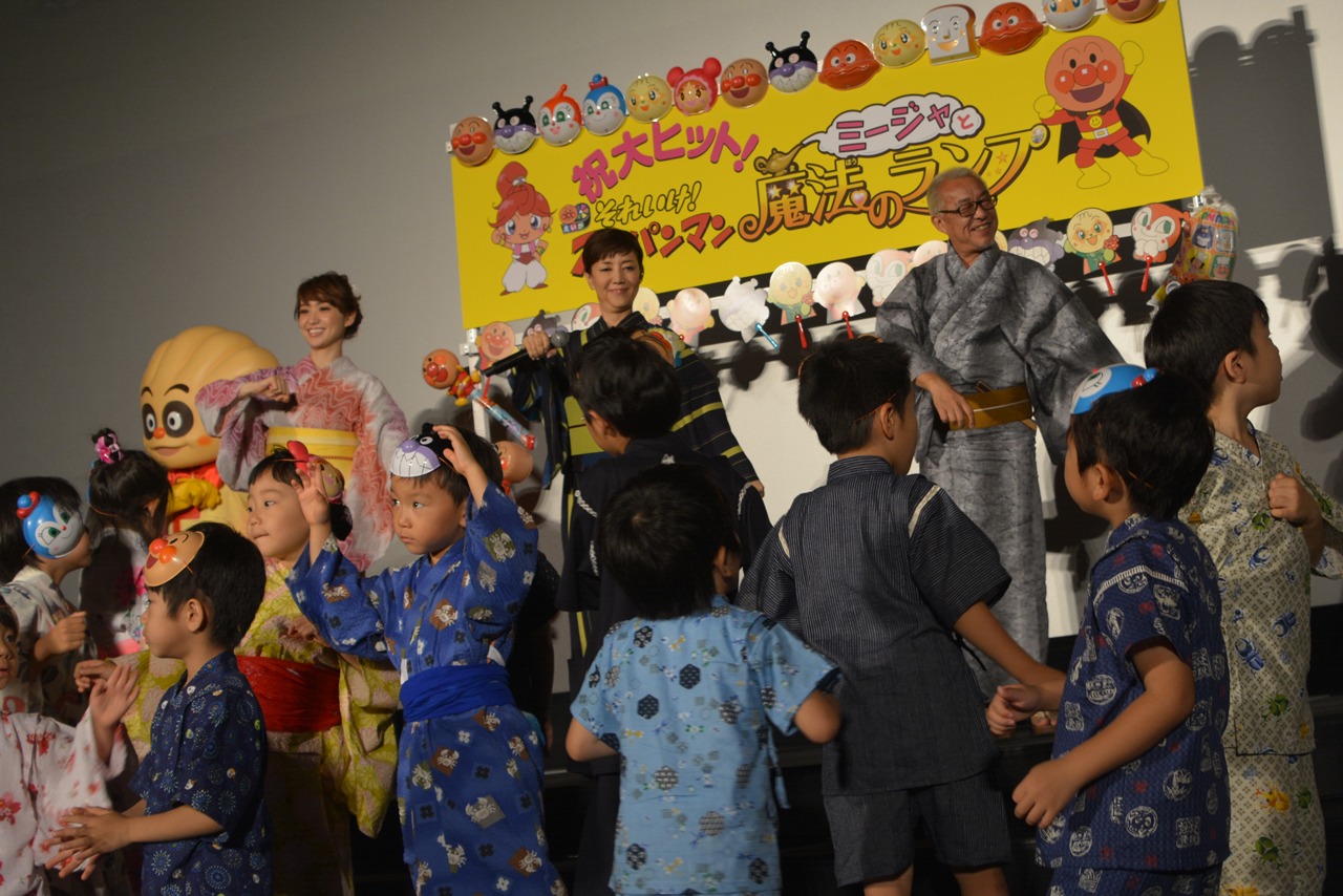 子供たちと一緒に「アンパンマン音頭」を踊る声優陣。