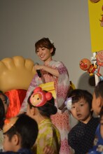 子供たちと一緒に「アンパンマン音頭」を踊る大島優子。